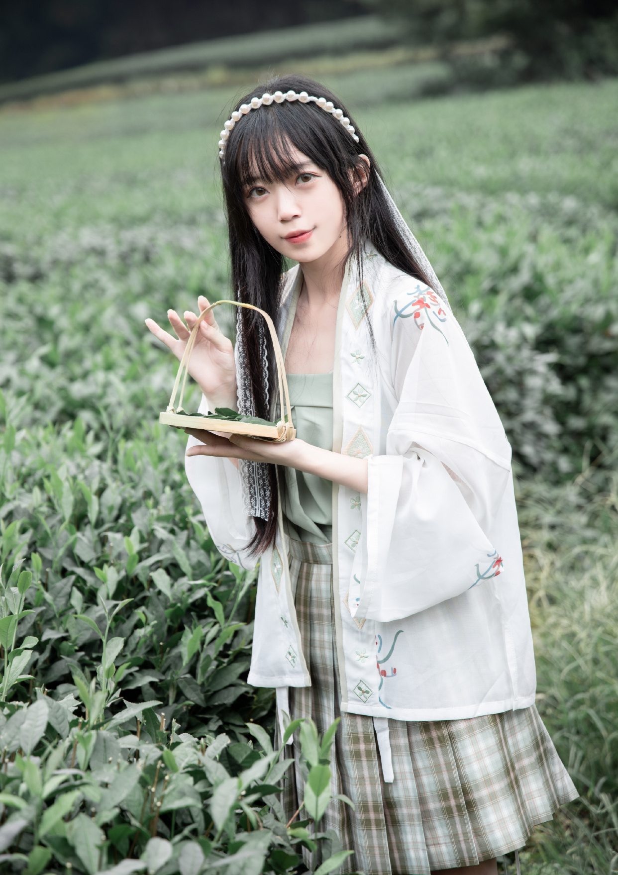 身高158的小个子女生,穿汉服这样"混搭",可爱又优雅,很显高